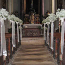 Blumige Kirchendekoration im Blumenhaus Eder